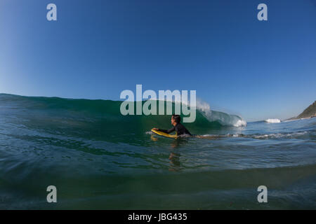 Les vagues de l'océan s'écraser sur les récifs à proximité du littoral plage shallopw Banque D'Images