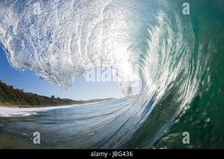 Les vagues de l'océan s'écraser sur les récifs à proximité du littoral plage shallopw Banque D'Images