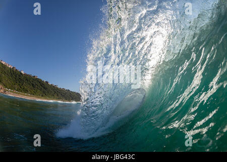 Vague de l'océan s'écraser creux vertical de l'eau de tangage puissance sur les récifs peu profonds tôt le matin Banque D'Images