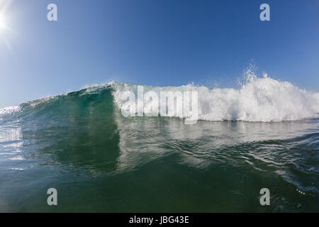 Vague de l'océan s'écraser creux vertical de l'eau de tangage puissance sur les récifs peu profonds tôt le matin Banque D'Images