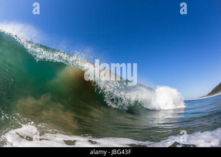 Les vagues de l'océan s'écraser sur les récifs à proximité du littoral plage shallopw Banque D'Images