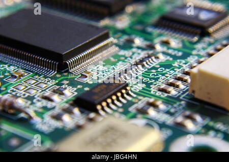 Circuit imprimé avec de nombreux composants électriques. Banque D'Images