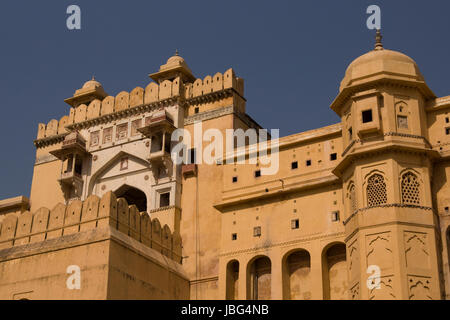 Suraj Pol. L'imposition d'entrée principale de Fort Amber. Bâtiment historique et de l'ancienne maison pour le maharajah de Jaipur, Rajasthan, Inde. Banque D'Images