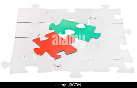 Pièces rouge et vert sur blanc assemblés puzzles isolé sur fond blanc Banque D'Images