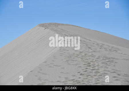 Empreintes de pas sur la dune de sable Banque D'Images