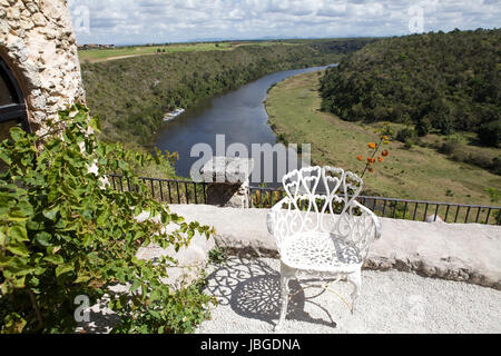 Vue sur la rivière Chavon de Alto de Chavon, La Romana, République dominicaine, d'Hispaniola Banque D'Images