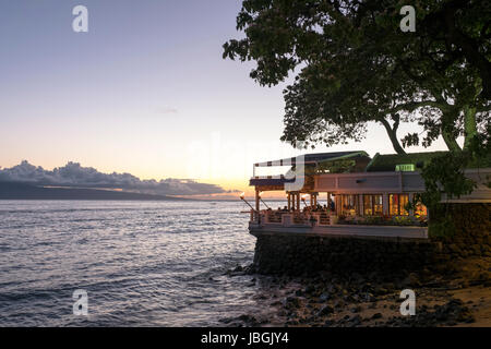 Les touristes appréciant un coucher de dîner dans un restaurant sur Front Street, Lahaina Maui Hawaii Banque D'Images
