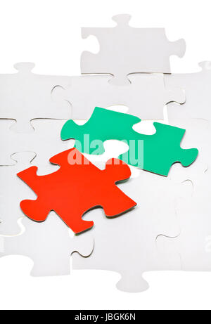 Pièces rouge et vert sur la couche de puzzles blanc branché Banque D'Images