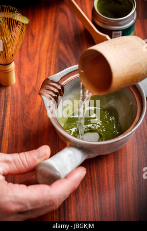Maître de thé à la cérémonie du thé, verser de l'eau sur le thé matcha Banque D'Images