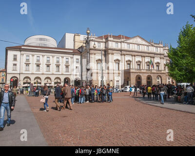 MILAN, ITALIE - 10 avril 2014 : les touristes en face de La Scala La Scala aka célèbre opera house Banque D'Images