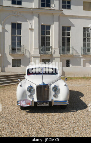 L'Italie. 10 Juin, 2017. Un 1952 Jaguar MK VII en face de château Stupinigi. Voitures anciennes et des voitures en exposition à Turin pendant Parco Valentino car show. Crédit : Marco Destefanis/Pacific Press/Alamy Live News Banque D'Images