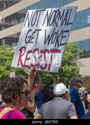 Asheville, Caroline du Nord, USA - 3 juin 2017 : une foule de manifestants politiques américains lors d'une 'Marche de la vérité" faire des signes, l'un disant "Norme pas Banque D'Images