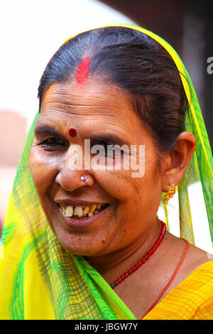 Portrait d'une femme la visite du Fort d'Agra, Uttar Pradesh, Inde. Le fort a été construit principalement comme une structure militaire, mais plus tard a été mis à niveau à un palace Banque D'Images