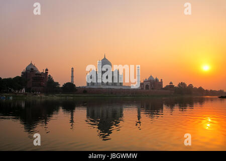 Taj Mahal reflète dans la rivière Yamuna au coucher du soleil à Agra, en Inde. Elle a été commandée en 1632 par l'empereur Moghol Shah Jahan pour abriter la tombe de son fa Banque D'Images