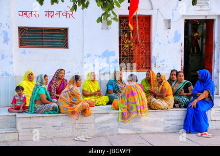 Les femmes locales à l'extérieur de temple hindou au Taj Ganj près de Agra, Uttar Pradesh, Inde. L'Agra est l'une des villes les plus peuplés dans l'Uttar Prad Banque D'Images