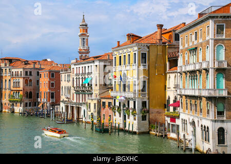 Bâtiments colorés le long de Grand Canal à Venise, Italie. Venise est situé dans un groupe de 117 petites îles qui sont séparés par des canaux et reliés Banque D'Images