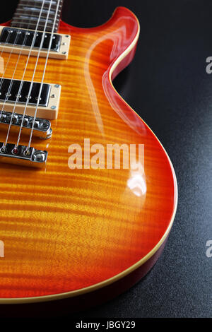 Libre de guitare électrique avec finition cherry sunburst maple top et de flammes. Banque D'Images