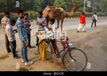 Les jeunes hommes mangeant chaat (Indian snack) dans le quartier de Taj Ganj Agra, Uttar Pradesh, Inde. L'Agra est l'une des villes les plus peuplées de l'Uttar Pradesh Banque D'Images