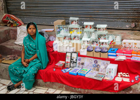 Femme vendant des souvenirs dans la rue dans le quartier de Taj Ganj Agra, Uttar Pradesh, Inde. L'Agra est l'une des villes les plus peuplés dans l'Uttar P Banque D'Images