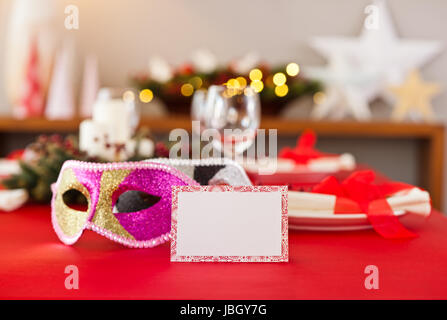 Le dîner du Nouvel An avec réglage de la table de carte nom en rouge Banque D'Images