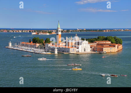 Vue aérienne de l'île de San Giorgio Maggiore à Venise, Italie. Venise est situé dans un groupe de 117 petites îles qui sont séparés par des canaux et de la l Banque D'Images