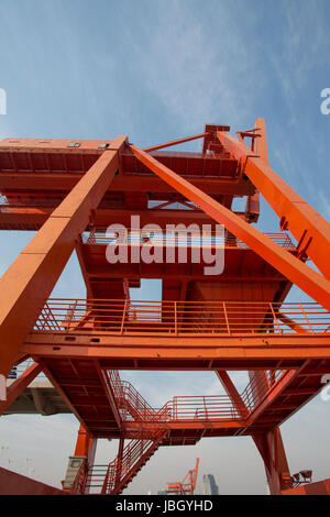 Le port de Shanghai sur la rivière Huangpu avec la fin de l'après-midi la lumière du matin et les grues rouges. Banque D'Images