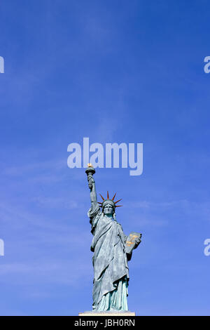 Statue de la liberté à Paris avec un ciel bleu clair. Cette statue est une miniature de sa grande sœur dans le port de New York. Banque D'Images