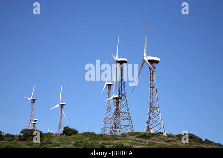 Tarifa moulins à vent avec ciel bleu Banque D'Images