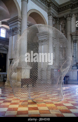 L'installation sculpturale par Jaume Plensa lors de Biennale d'Art de Venise en mai 2015 à l'intérieur de l'église San Giorgio Maggiore à Venise, Italie. Banque D'Images