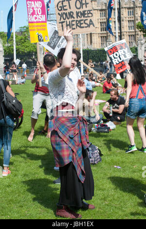 London, UK, 10/06/2017 et conservateur Anti Parti unioniste démocratique (DUP) coalition protester sur la place du Parlement en face les maisons de parlemen Banque D'Images