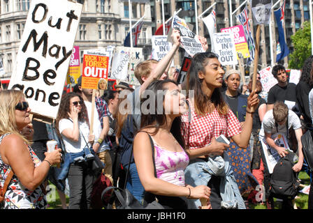 London, UK, 10/06/2017 et conservateur Anti Parti unioniste démocratique (DUP) coalition protester sur la place du Parlement en face les maisons de parlemen Banque D'Images