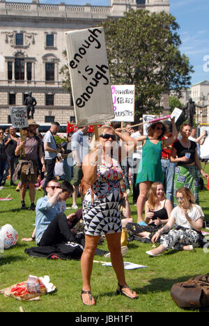 London, UK, 10/06/2017 et conservateur Anti Parti unioniste démocratique (DUP) coalition protester sur la place du Parlement en face les maisons de parlemen Banque D'Images