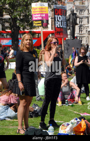 London, UK, 10/06/2017 et conservateur Anti Parti unioniste démocratique (DUP) coalition protester sur la place du Parlement en face les maisons de parlemen Banque D'Images