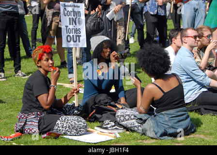 London, UK, 10/06/2017 et conservateur Anti Parti unioniste démocratique (DUP) coalition protester sur la place du Parlement en face les maisons de parlemen Banque D'Images