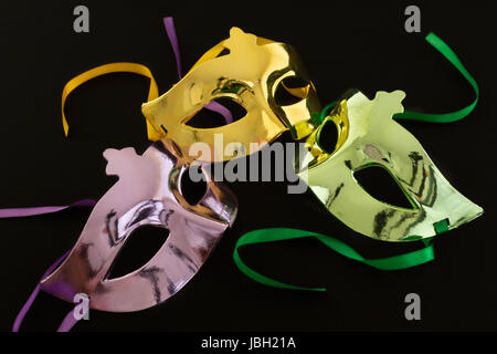 Trois masques de carnaval sur fond sombre Banque D'Images