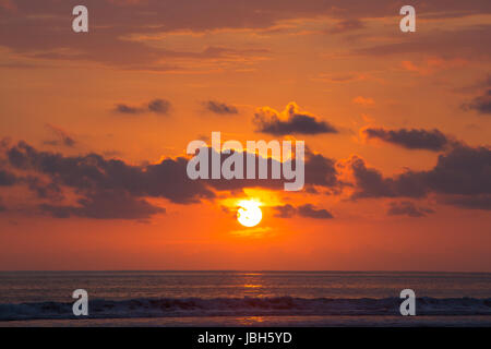 Vue du coucher de soleil sur la plage de Matapalo, Costa Rica. Matapalo est situé dans le sud de la côte du Pacifique. Les principales attractions sont le surf et l'éco-tourisme, Costa Rica 2013. Banque D'Images