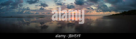 Vue du coucher de soleil sur la plage de Matapalo, Costa Rica. Matapalo est situé dans le sud de la côte du Pacifique. Les principales attractions sont le surf et l'éco-tourisme, Costa Rica 2013. Banque D'Images