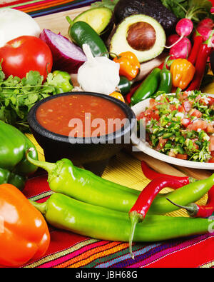 Image cuisine mexicaine traditionnelle de salsas et ingrédients Banque D'Images