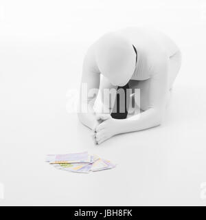 Homme vêtu de blanc avec black tie prie pour l'argent, debout sur ses genoux, sur fond blanc Banque D'Images