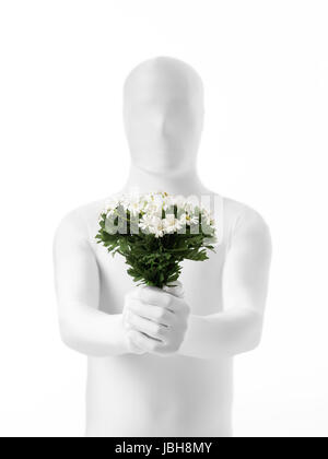 Homme sans visage blanc habillé avec un bouquet de fleurs à la main Banque D'Images