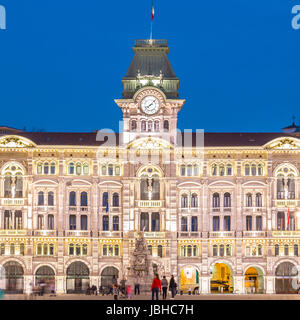 L'hôtel de ville, le Palazzo del Municipio, est le principal bâtiment sur la place principale de Trieste, la Piazza dell'Unita d'Italia. Trieste, Italie, Europe. Ville illuminée square tourné au crépuscule. Banque D'Images