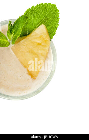 Cocktail de lait ananas sur fond blanc Banque D'Images