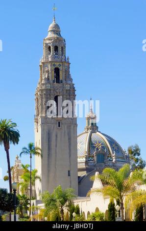 Le mafnificent Californie Bell Tower et le dôme à l'entrée de Balboa Park à San Diego, États-Unis d'Amérique. Une coupole en tuiles colorées et de la tour baroque Churrigueresque, plateresque, rococo, l'architecture américaine. Banque D'Images