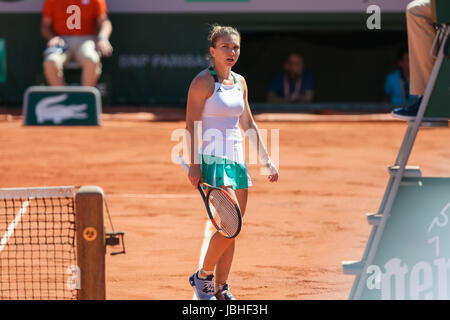 Paris, France. 10 Juin, 2017.  : Simona (ROU) : Tennis : Simona de Roumanie lors de la finale dames de l'Open de France de tennis contre Jelena Ostapenko de Lettonie à la Roland Garros à Paris, France . Credit : AFLO/Alamy Live News Banque D'Images