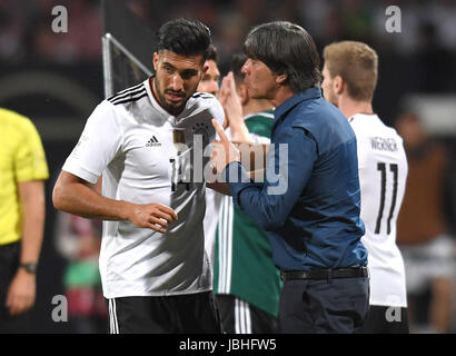 Nuremberg, Allemagne. 10 Juin, 2017. L'entraîneur-chef de l'Allemagne Joachim Loew (/R) parle à son joueur Emre peut à la qualification de la prochaine Coupe du Monde de football match du groupe C entre l'Allemagne et San Marino à Nuremberg, Allemagne, 10 juin 2017. Photo : Sven Hoppe/dpa/Alamy Live News Banque D'Images