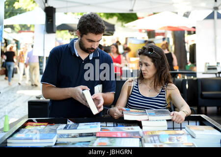 Lisbonne, Portugal. 7 juin, 2017. Personnes visitent la 87e foire du livre du Portugal à Lisbonne, Portugal, le 7 juin 2017. La foire, qui a débuté le 1 juin, se poursuivra jusqu'au 18 juin avec un investissement de 900 000 euros (environ 1 millions de dollars américains). Credit : Zhang Liyun/Xinhua/Alamy Live News Banque D'Images