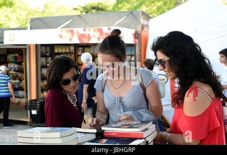 Lisbonne, Portugal. 7 juin, 2017. Personnes visitent la 87e foire du livre du Portugal à Lisbonne, Portugal, le 7 juin 2017. La foire, qui a débuté le 1 juin, se poursuivra jusqu'au 18 juin avec un investissement de 900 000 euros (environ 1 millions de dollars américains). Credit : Zhang Liyun/Xinhua/Alamy Live News Banque D'Images