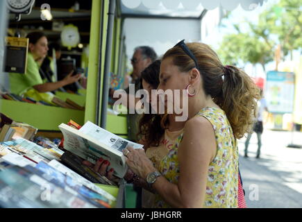 Lisbonne, Portugal. 7 juin, 2017. Personnes visitent la 87e foire du livre du Portugal à Lisbonne, Portugal, le 7 juin 2017. La foire, qui a débuté le 1 juin, se poursuivra jusqu'au 18 juin avec un investissement de 900 000 euros (environ 1 millions de dollars américains). Credit : Zhang Liyun/Xinhua/Alamy Live News Banque D'Images