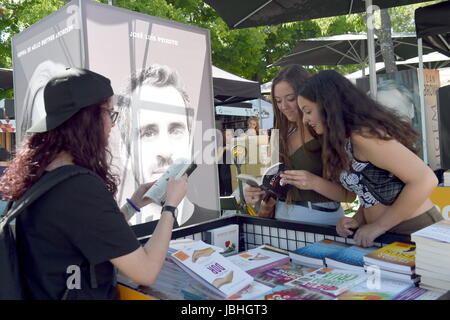 Lisbonne, Portugal. 7 juin, 2017. Personnes visitent la 87e foire du livre du Portugal à Lisbonne, Portugal, le 7 juin 2017. La foire, qui a débuté le 1 juin, se poursuivra jusqu'au 18 juin avec un investissement de 900 000 euros (environ 1 millions de dollars américains). Credit : Zhang Liyun/Xinhua/Alamy Live News Banque D'Images