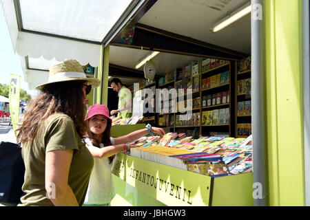 Lisbonne, Portugal. 7 juin, 2017. Personnes visitent la 87e foire du livre du Portugal à Lisbonne, Portugal, le 7 juin 2017. La foire, qui a débuté le 1 juin, se poursuivra jusqu'au 18 juin avec un investissement de 900 000 euros (environ 1 millions de dollars américains). Credit : Zhang Liyun/Xinhua/Alamy Live News Banque D'Images